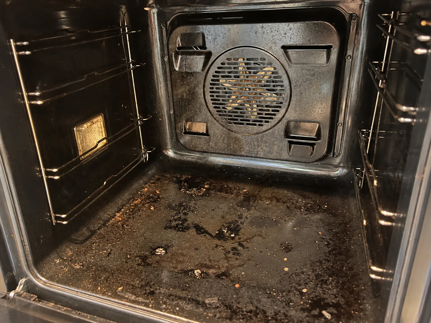 Backofen mit eingebrannten Rückständen